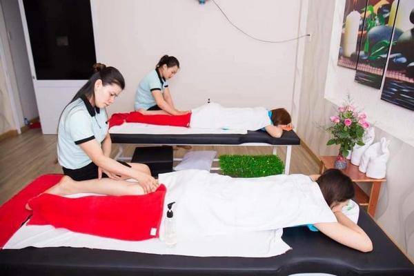 Kỹ thuật viên tại Spa & Massage Mùa Xuân được đánh giá cao về chuyên môn và tay nghề 